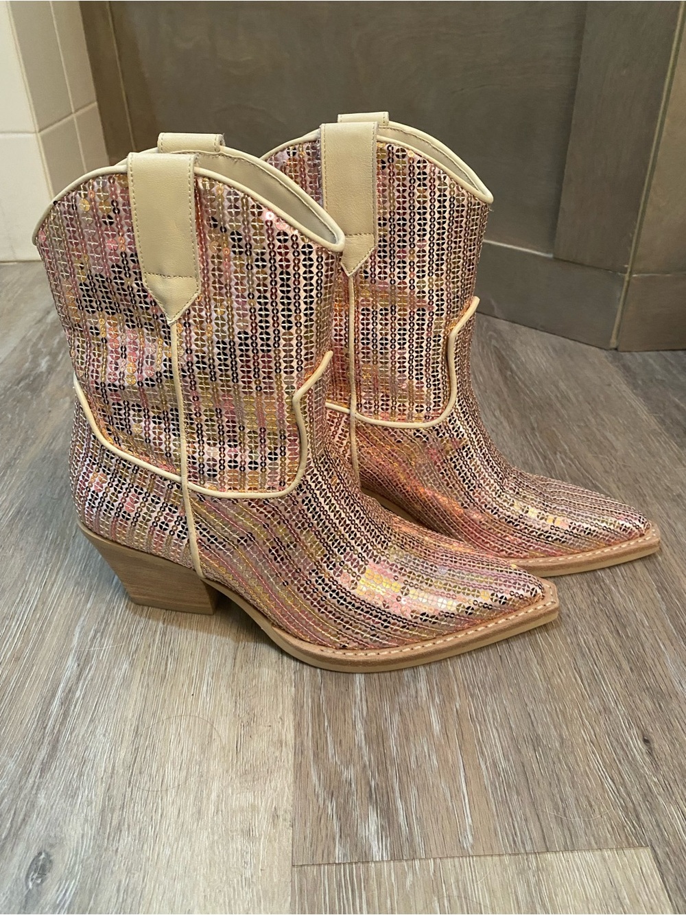 Dolce Vita Runa Sequin Western Ankle
Boots Pointed Toe Block Heel
Cream-Size 6 - Picture 8 of 10